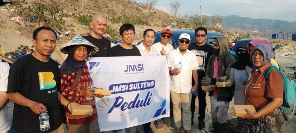 JMSI Sulteng Berbagi, 100 Paket Makanan Disalurkan ke Pekerja TPA Kawatuna